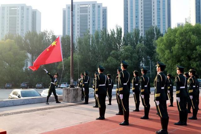 燕山大学举行2025年秋季学期开学升国旗仪式暨“开学第一课”